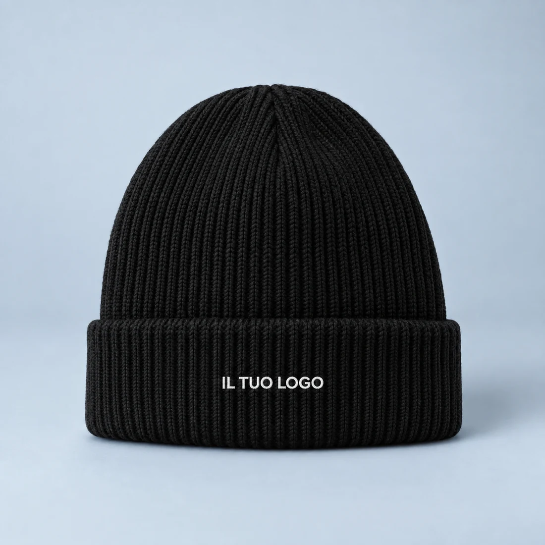 Cappello in maglia acrilica con esempio di personalizzazione sul risvolto